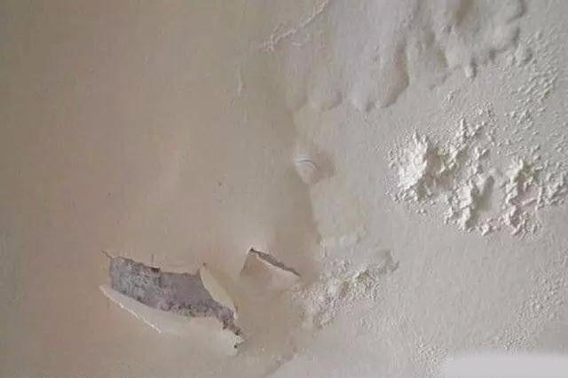 裝修是一件費(fèi)心費(fèi)力，卻又很享受的過程，看著毛坯房變成溫馨的小家，內(nèi)心的滿足感是無法代替的。為了裝修，從家裝布局設(shè)計(jì)到建材市場(chǎng)千挑萬選，終于把房子裝成了你想要的樣子。然而，沒住多久卻發(fā)現(xiàn)乳膠漆墻面起泡，心里別提多難過。為何人人稱贊的乳膠漆會(huì)出現(xiàn)起泡問題呢?本期，恩澤小博士和大家一起探討乳膠漆墻面起泡的原因和解決方法!