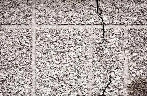 如何解決外墻水包水出現(xiàn)泛白、龜裂問題?