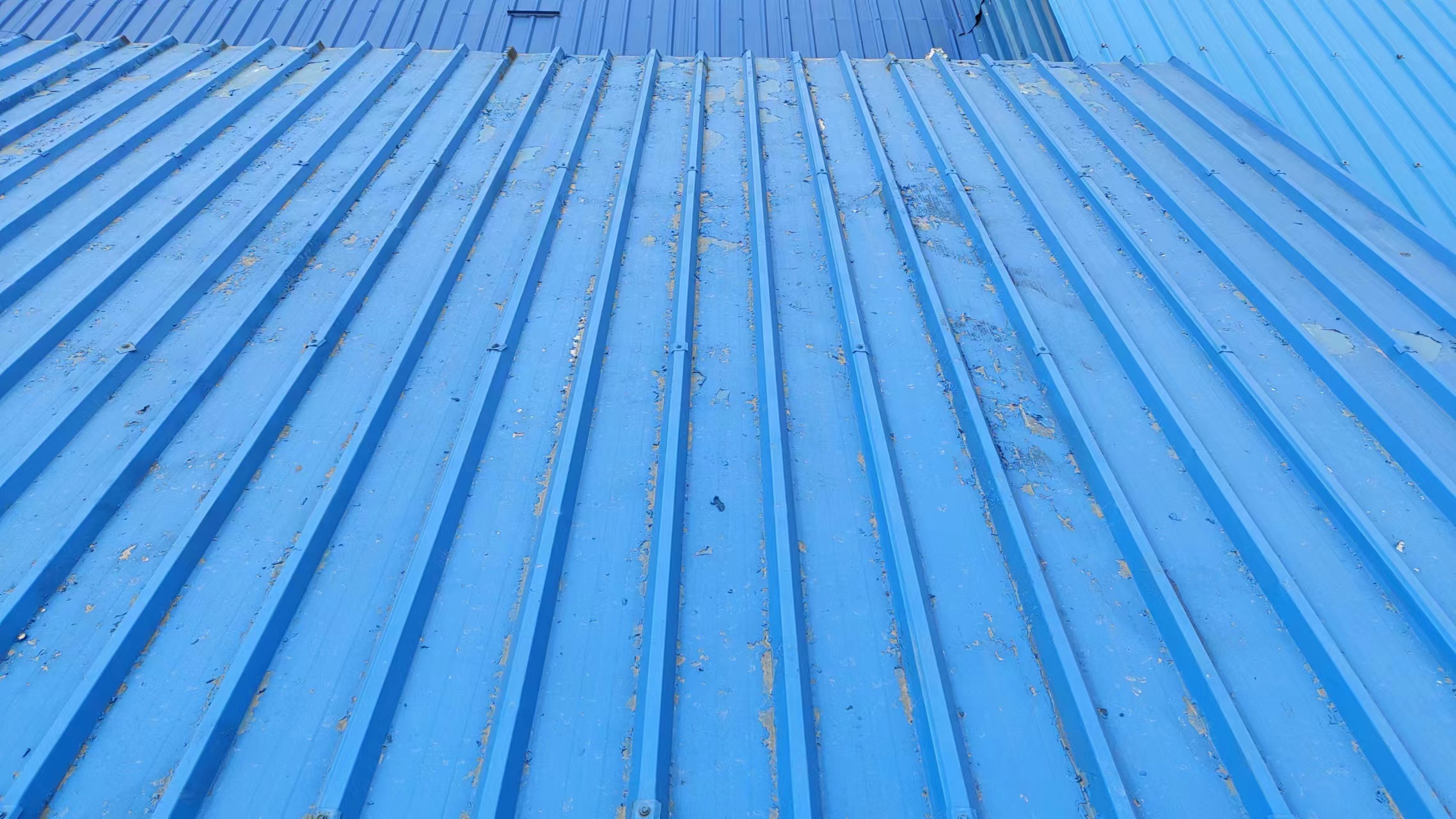 彩鋼瓦噴完漆為什么會(huì)爆漆起皮脫落，該如何處理解決呢？