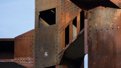 如何提高鋼結(jié)構(gòu)表面處理效率？帶銹轉(zhuǎn)化劑真的有用嗎？