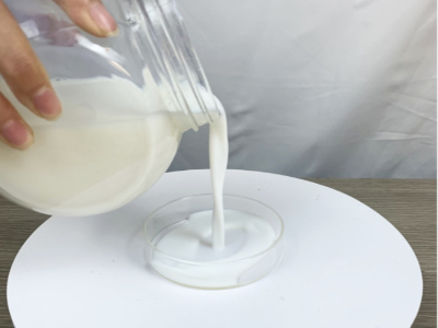 防銹面漆乳液8308 具有優(yōu)異的快干性能、初期耐水性及抗回粘性，對(duì)金屬基材的附著力好，漆膜致密性高，耐鹽霧性能優(yōu)異，與常規(guī)防銹助劑、防銹顏料相容性好