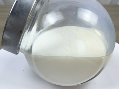 防銹面漆乳液8308 具有優(yōu)異的快干性能、初期耐水性及抗回粘性，對(duì)金屬基材的附著力好，漆膜致密性高，耐鹽霧性能優(yōu)異，與常規(guī)防銹助劑、防銹顏料相容性好